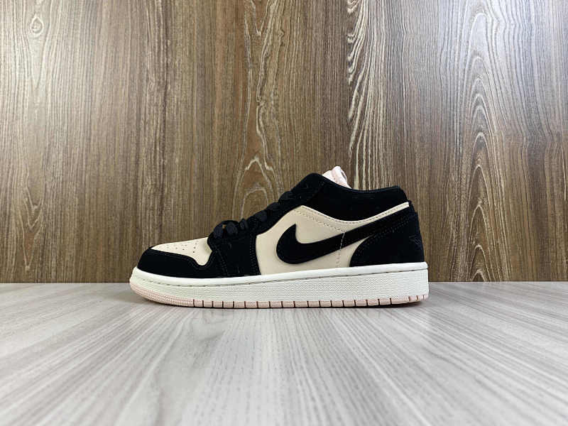 NIKE AIR JORDAN 1 LOW (146)