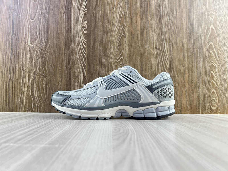 NIKE ZOOM VOMERO 5 (4)
