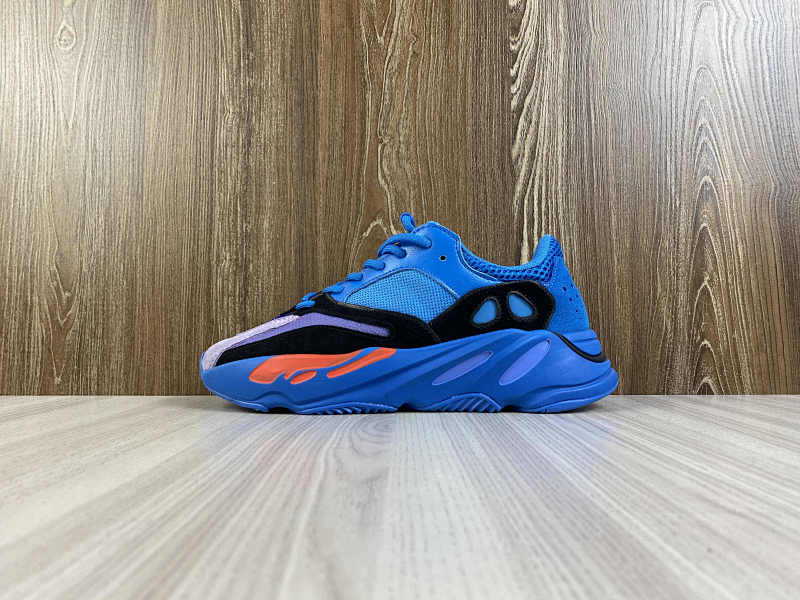 YEEZY 700 (6)