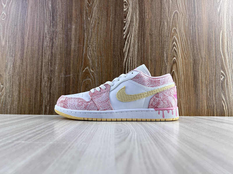 NIKE AIR JORDAN 1 LOW (103)