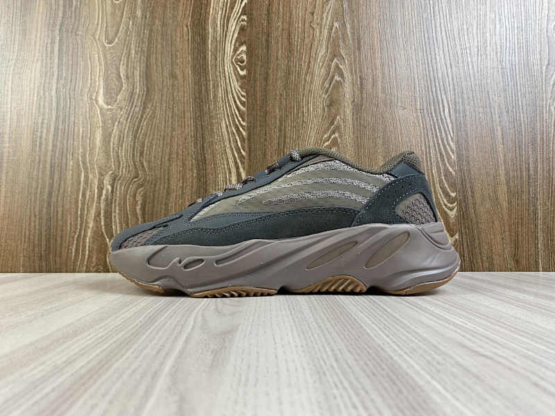 YEEZY 700 (11)