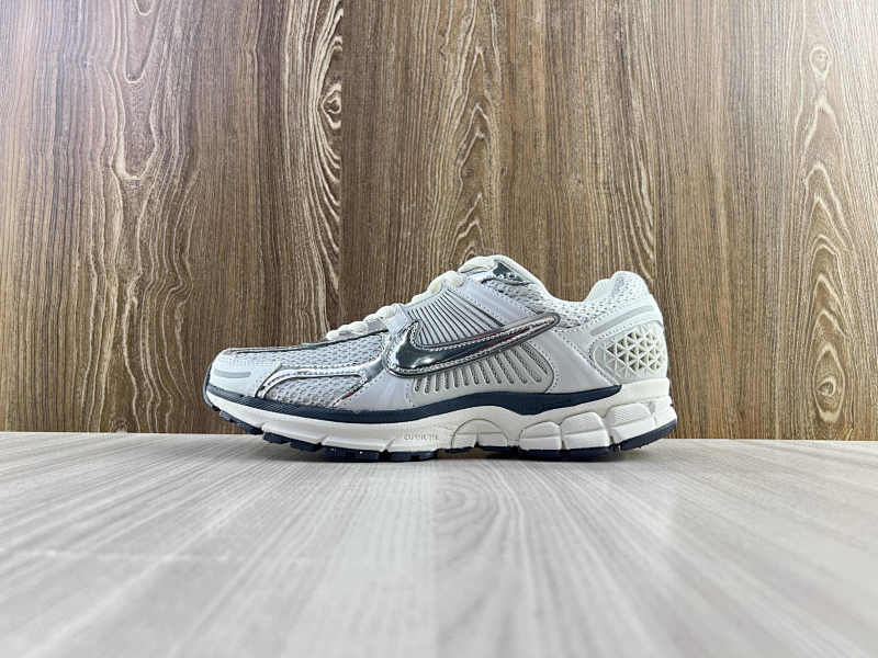 NIKE ZOOM VOMERO 5 (12)