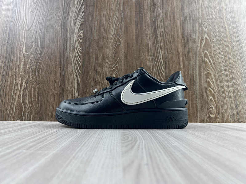 NIKE AIR FORCE 1 (75)
