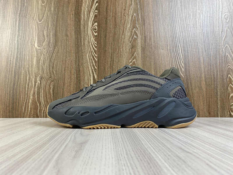 YEEZY 700 (23)