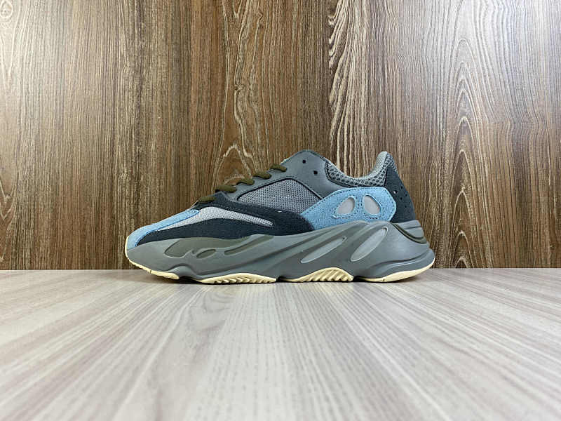 YEEZY 700 (8)