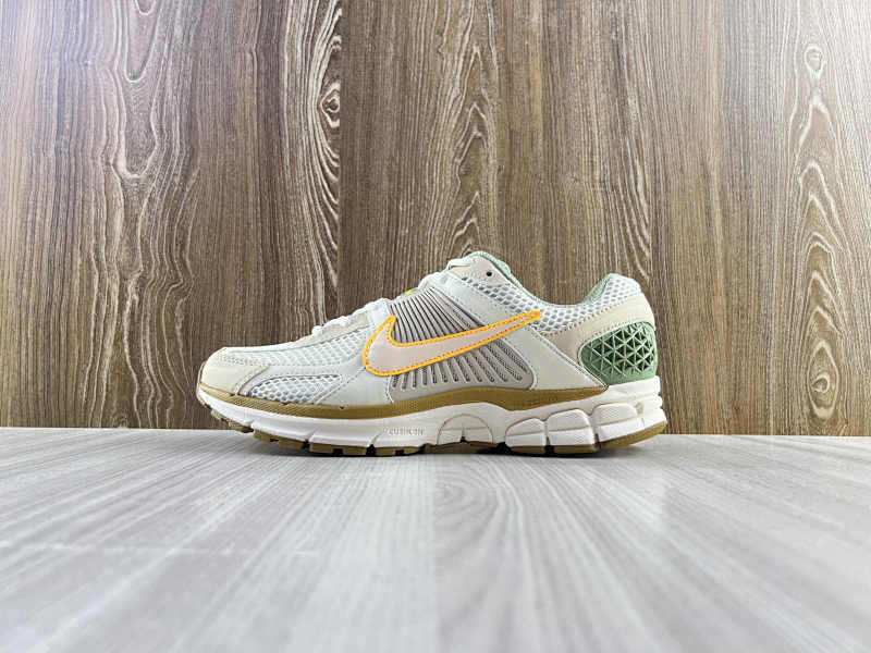 NIKE ZOOM VOMERO 5 (7)
