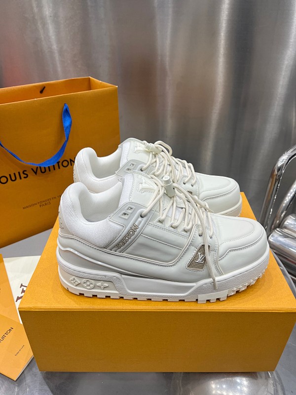 LOUIS VUITTON SNEAKERS (368)