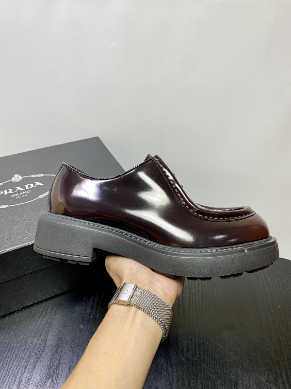 PRADA SHOES (520)
