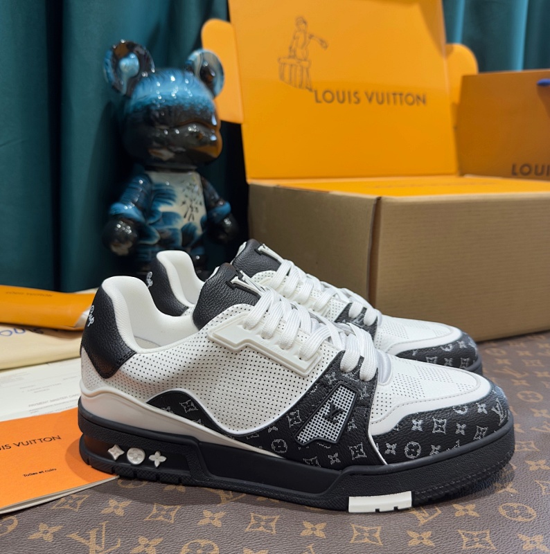 LOUIS VUITTON SNEAKERS (44)