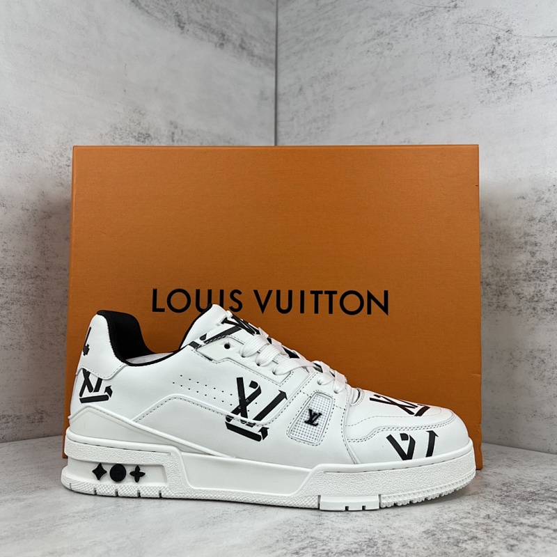 LOUIS VUITTON SNEAKERS (650)