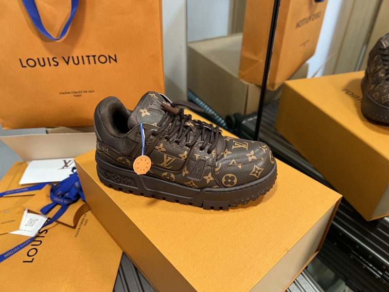 LOUIS VUITTON SNEAKERS (250)