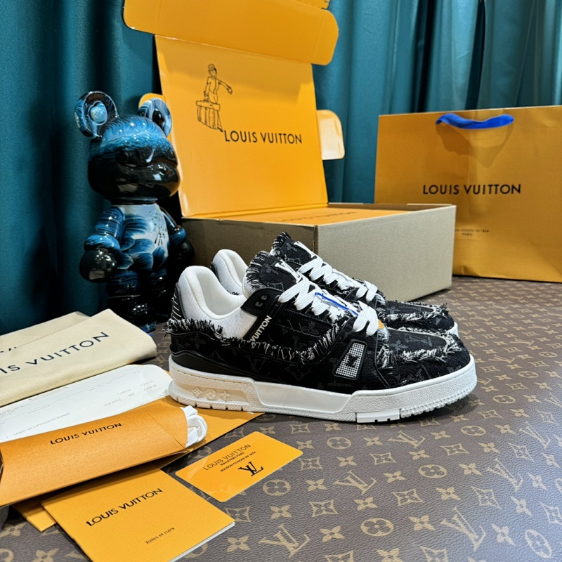 LOUIS VUITTON SNEAKERS (39)