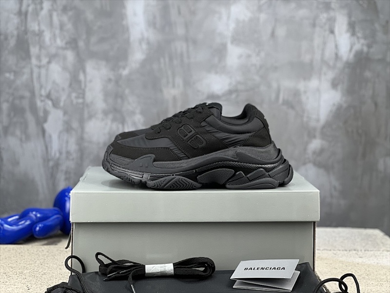 BALENCIAGA SNEAKERS (552)