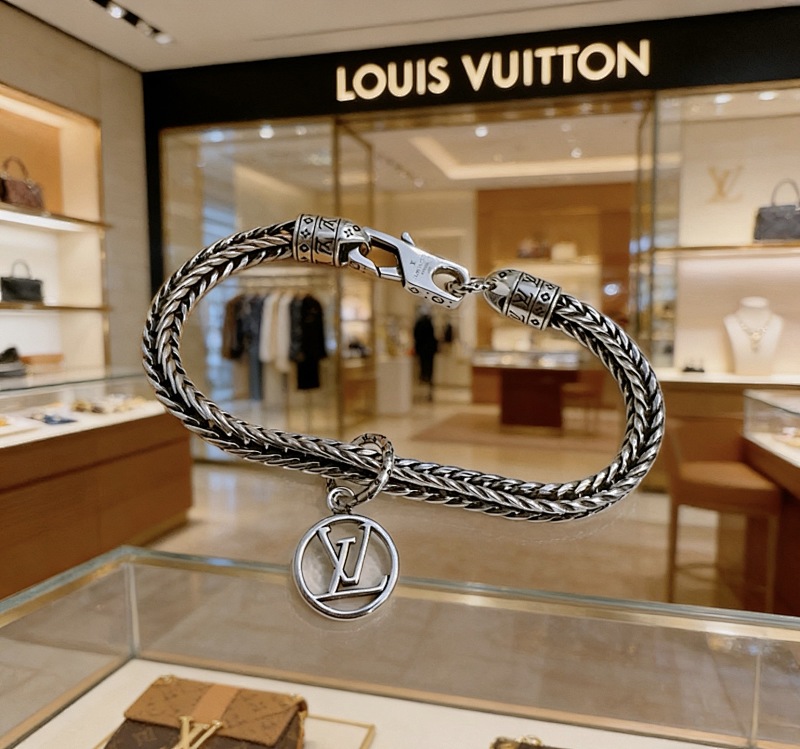 LOUIS VUITTON TSHIRTS (358)
