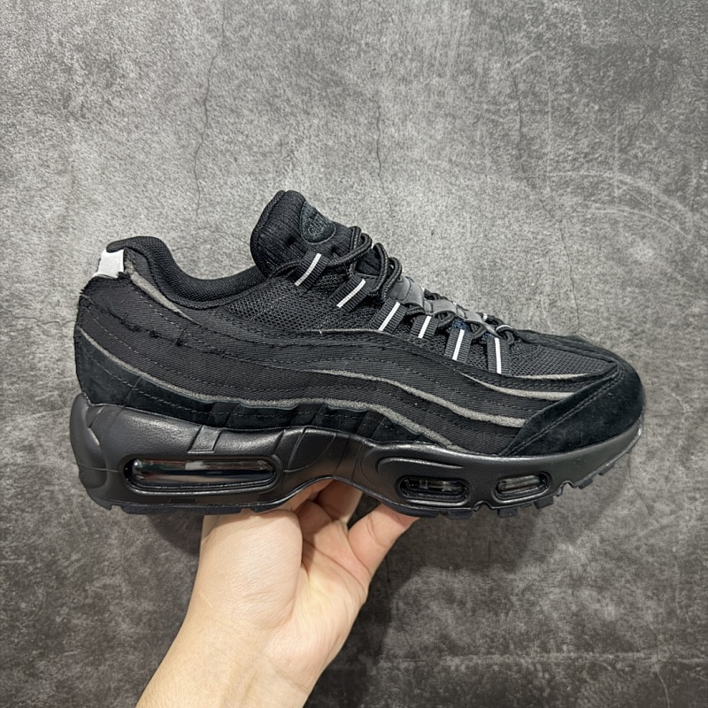 NIKE SNEAKERS (585)