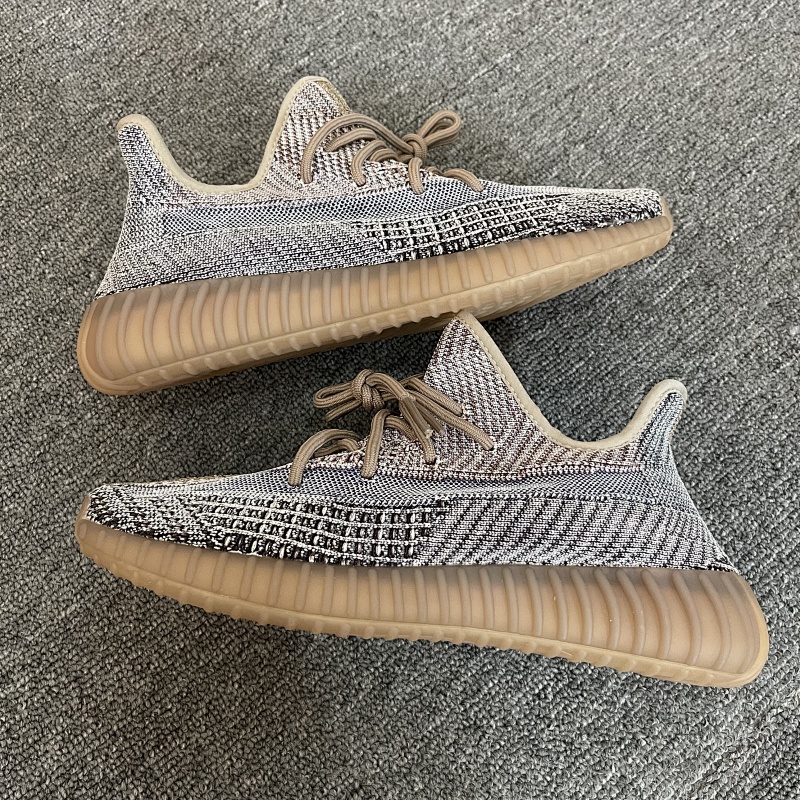 YEEZY SNEAKERS (25)