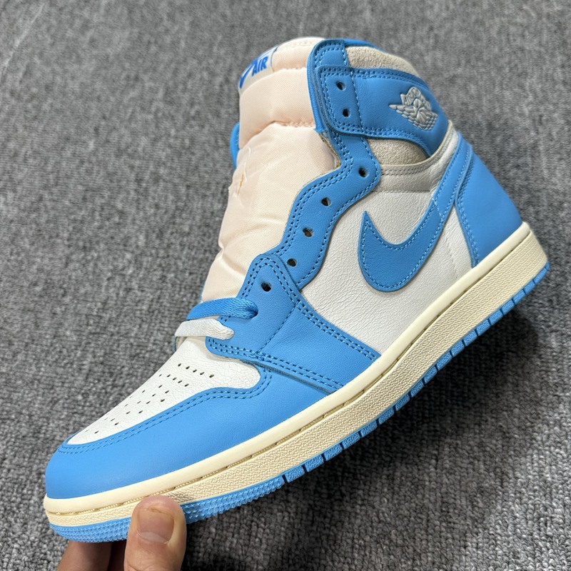 JORDAN SNEAKERS (330)