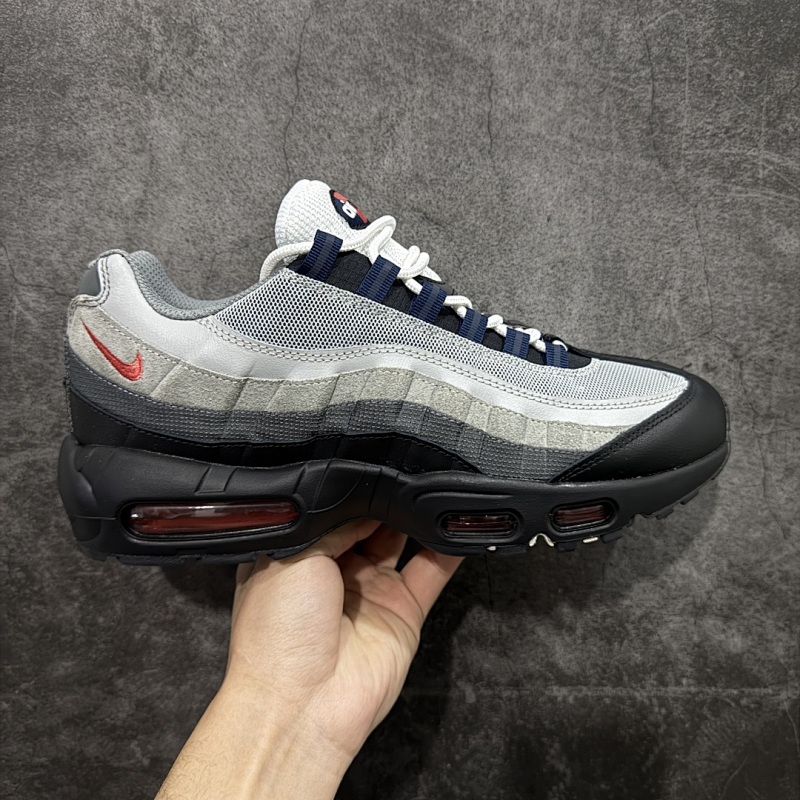 NIKE SNEAKERS (562)