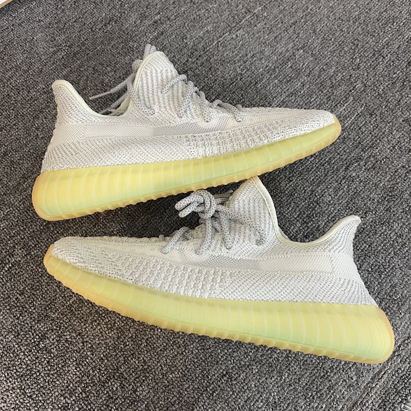 YEEZY SNEAKERS (32)