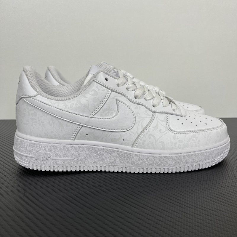 NIKE SNEAKERS (378)