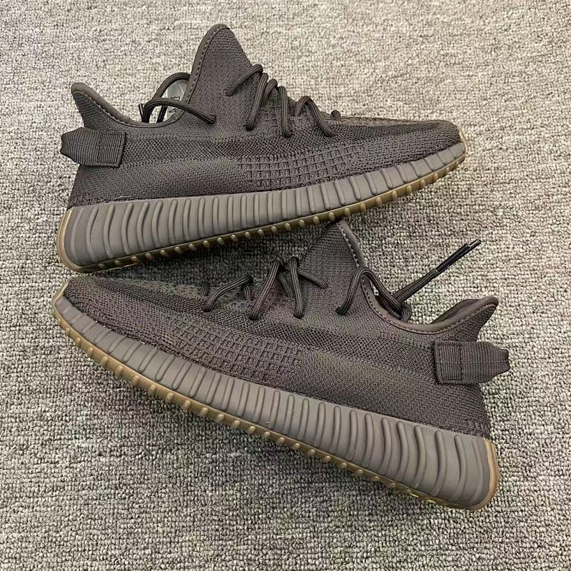 YEEZY SNEAKERS (43)