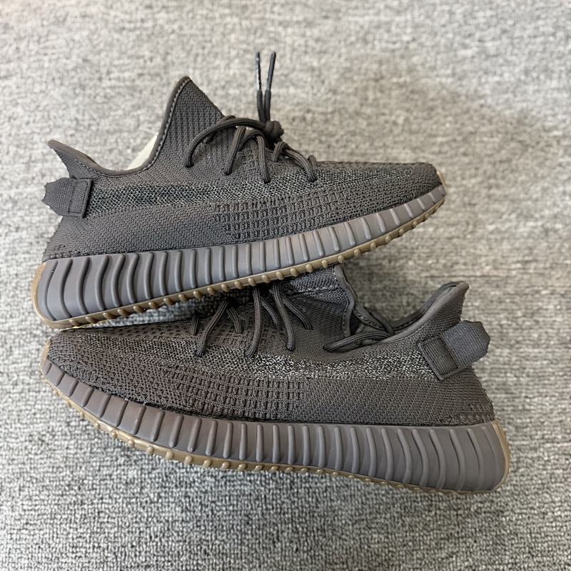 YEEZY SNEAKERS (22)