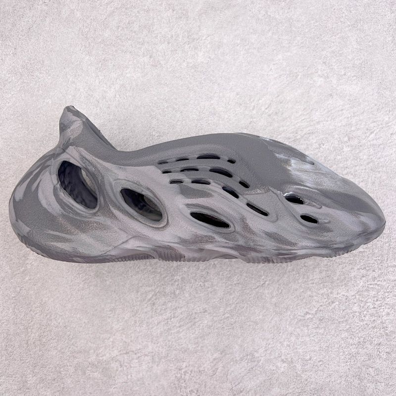 YEEZY SNEAKERS (101)