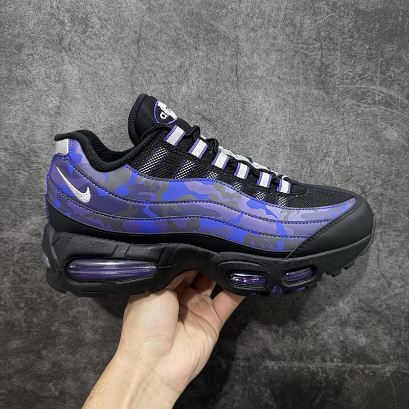NIKE SNEAKERS (541)