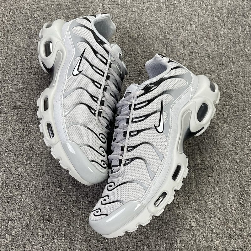 NIKE SNEAKERS (525)
