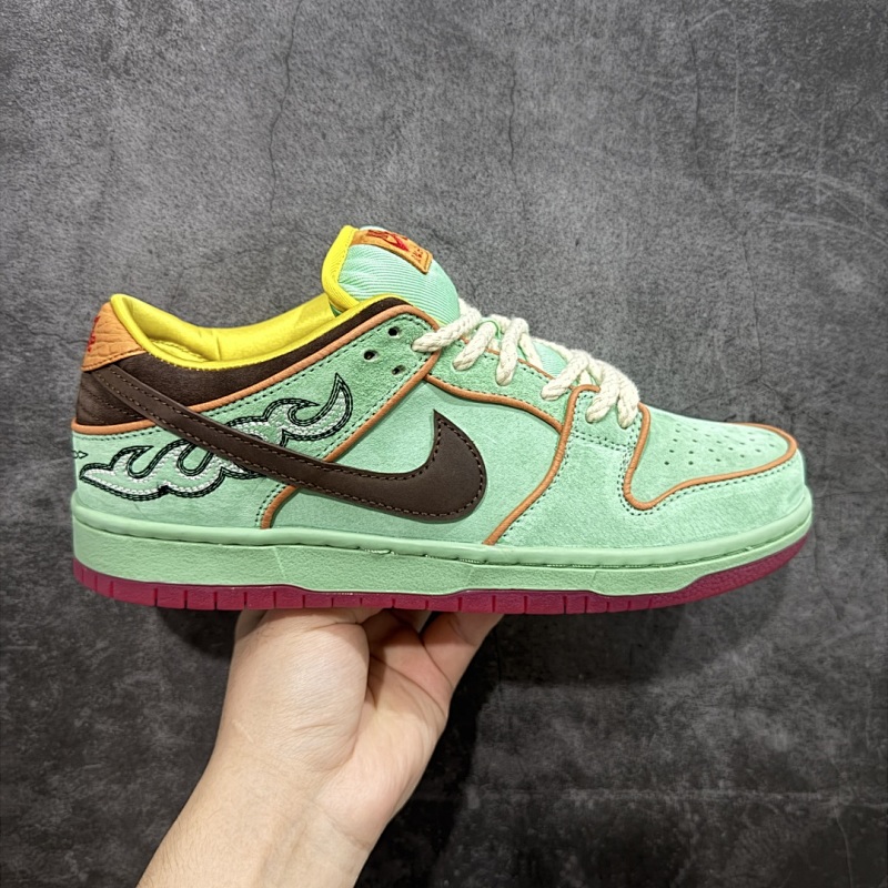 NIKE SNEAKERS (199)