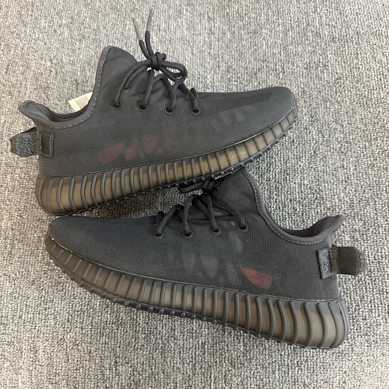 YEEZY SNEAKERS (11)