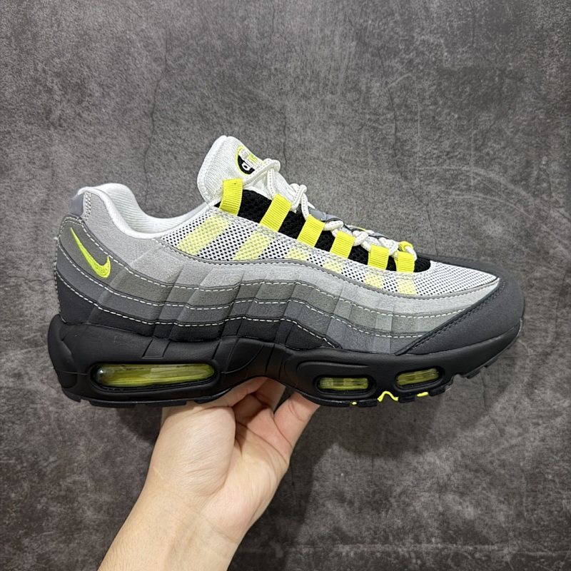 NIKE SNEAKERS (572)