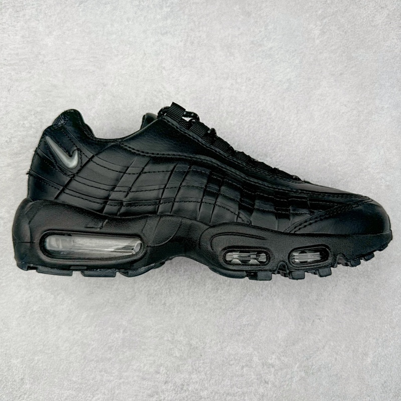 NIKE SNEAKERS (589)