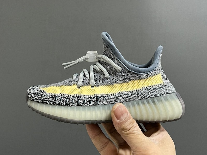 YEEZY SNEAKERS