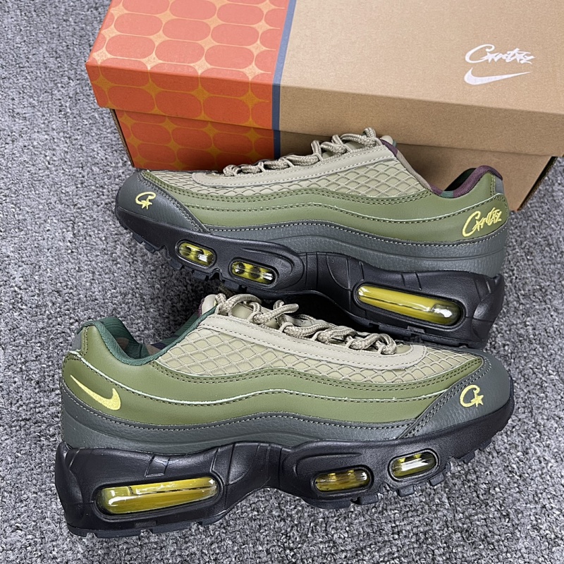 NIKE SNEAKERS (635)