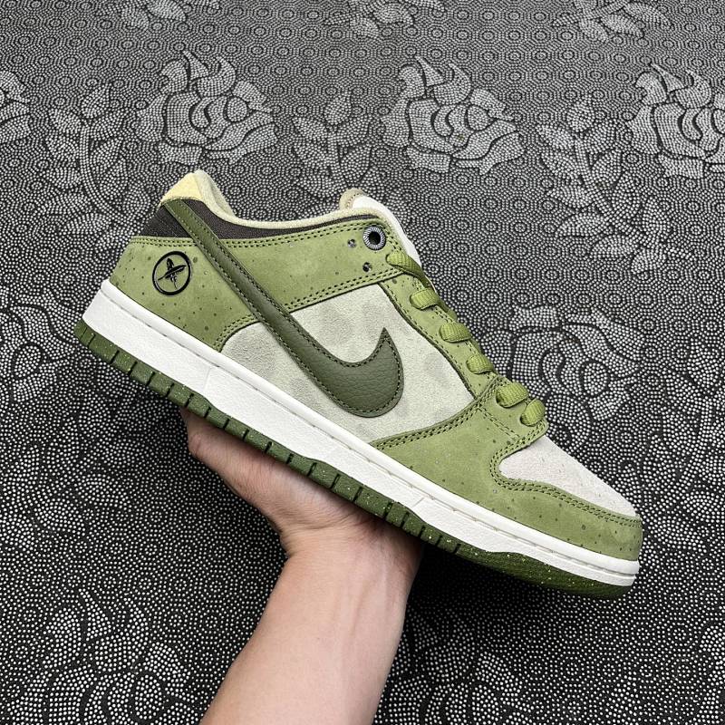 NIKE SNEAKERS (146)