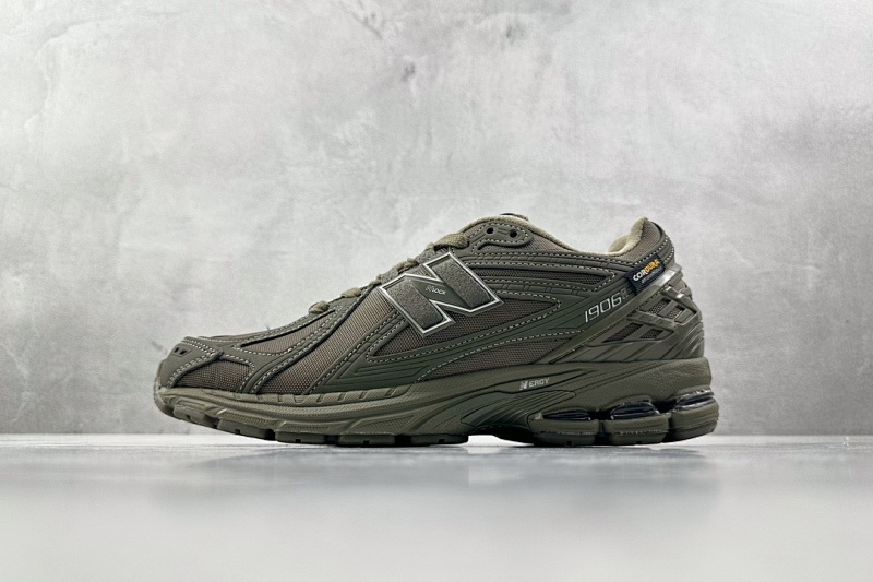NEW BALANCE SNEAKERS (100)