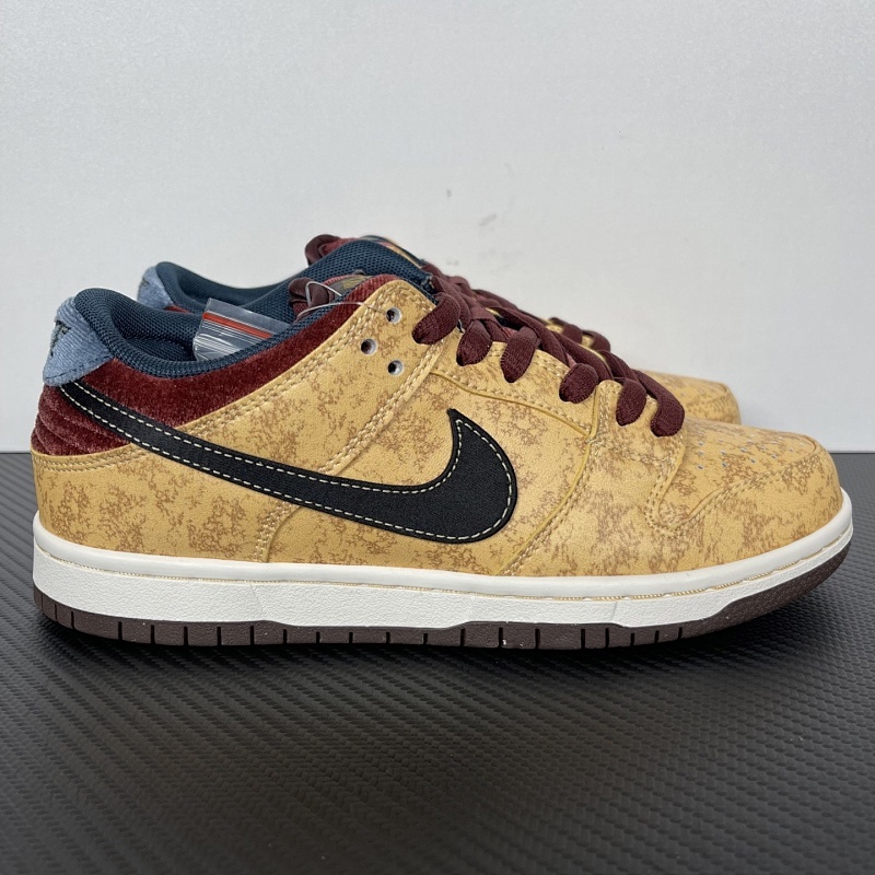 NIKE Dunk Low Paris