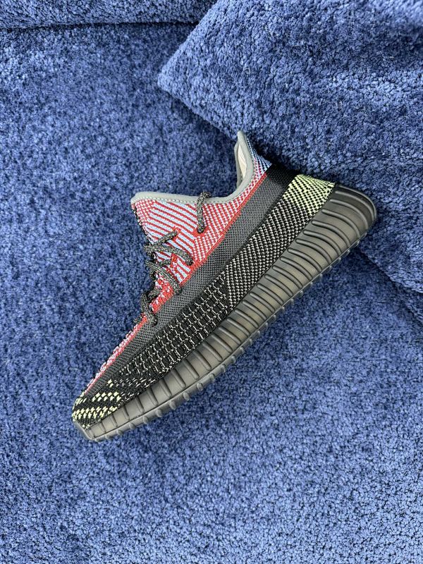 YEEZY 350 Black Red