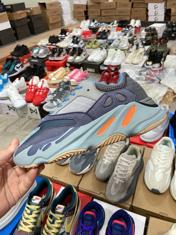 YEEZY 700 Duck Blue