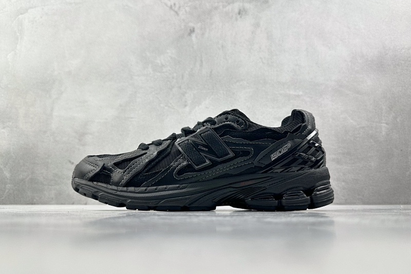 NEW BALANCE SNEAKERS (104)