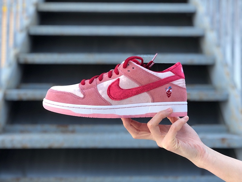 NIKE Dunk Low Valentine's Day