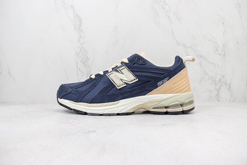 NEW BALANCE SNEAKERS (101)