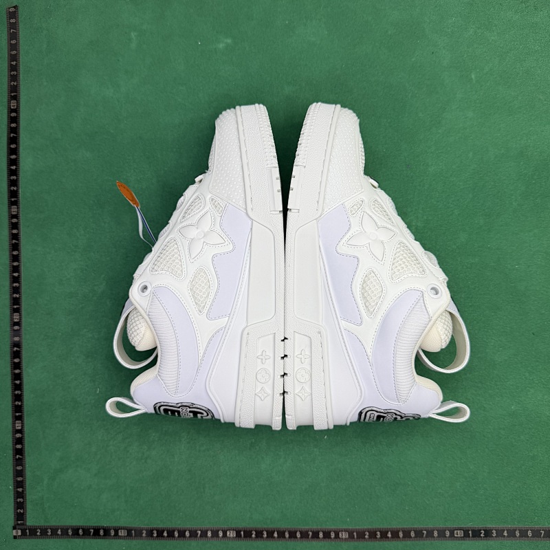LOUIS VUITTON SNEAKERS (43)
