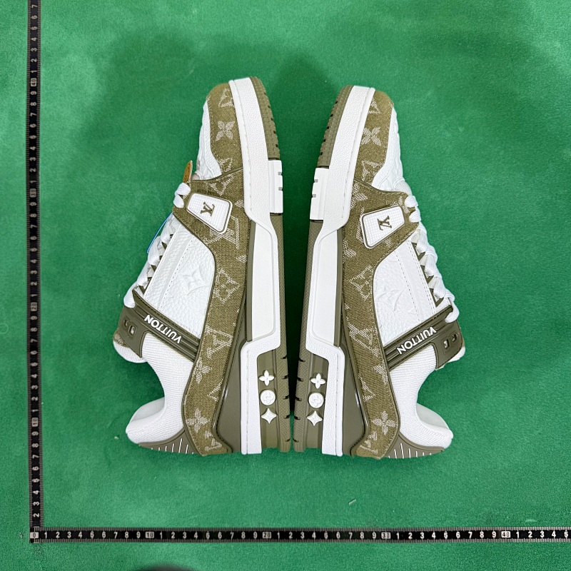 LOUIS VUITTON SNEAKERS (195)