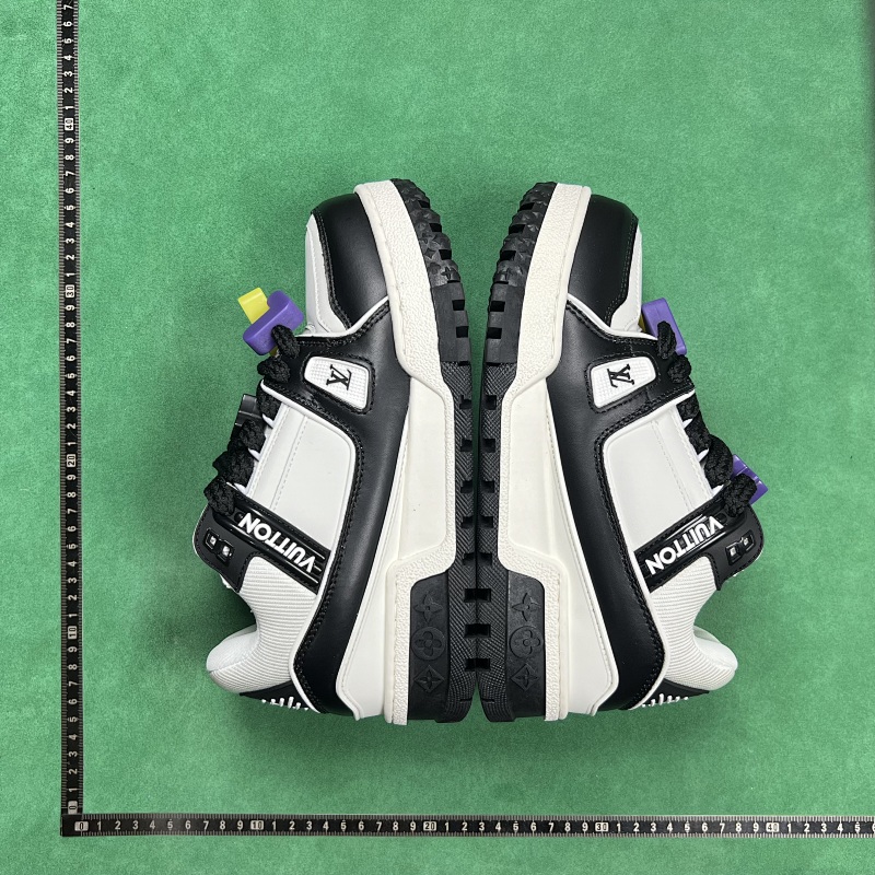 LOUIS VUITTON SNEAKERS (156)