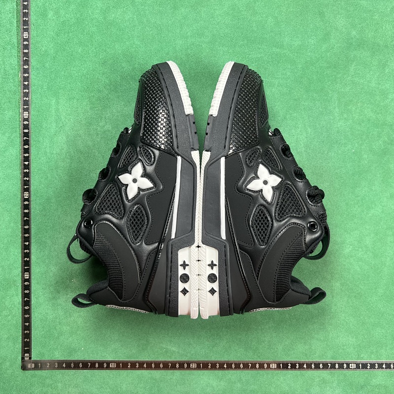 LOUIS VUITTON SNEAKERS (112)