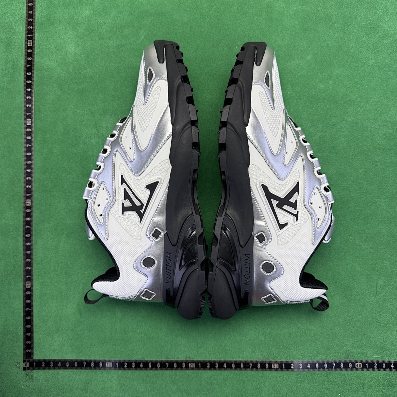 LOUIS VUITTON SNEAKERS (262)