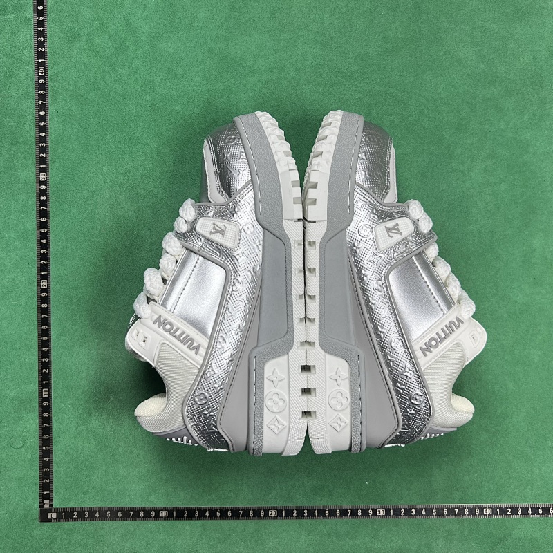 LOUIS VUITTON SNEAKERS (139)