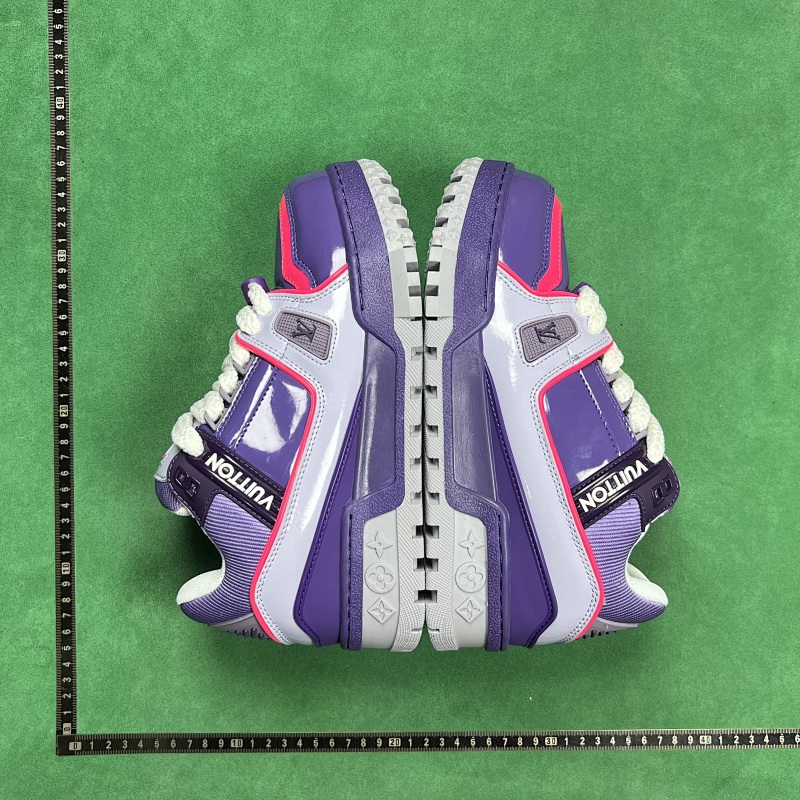 LOUIS VUITTON SNEAKERS (140)